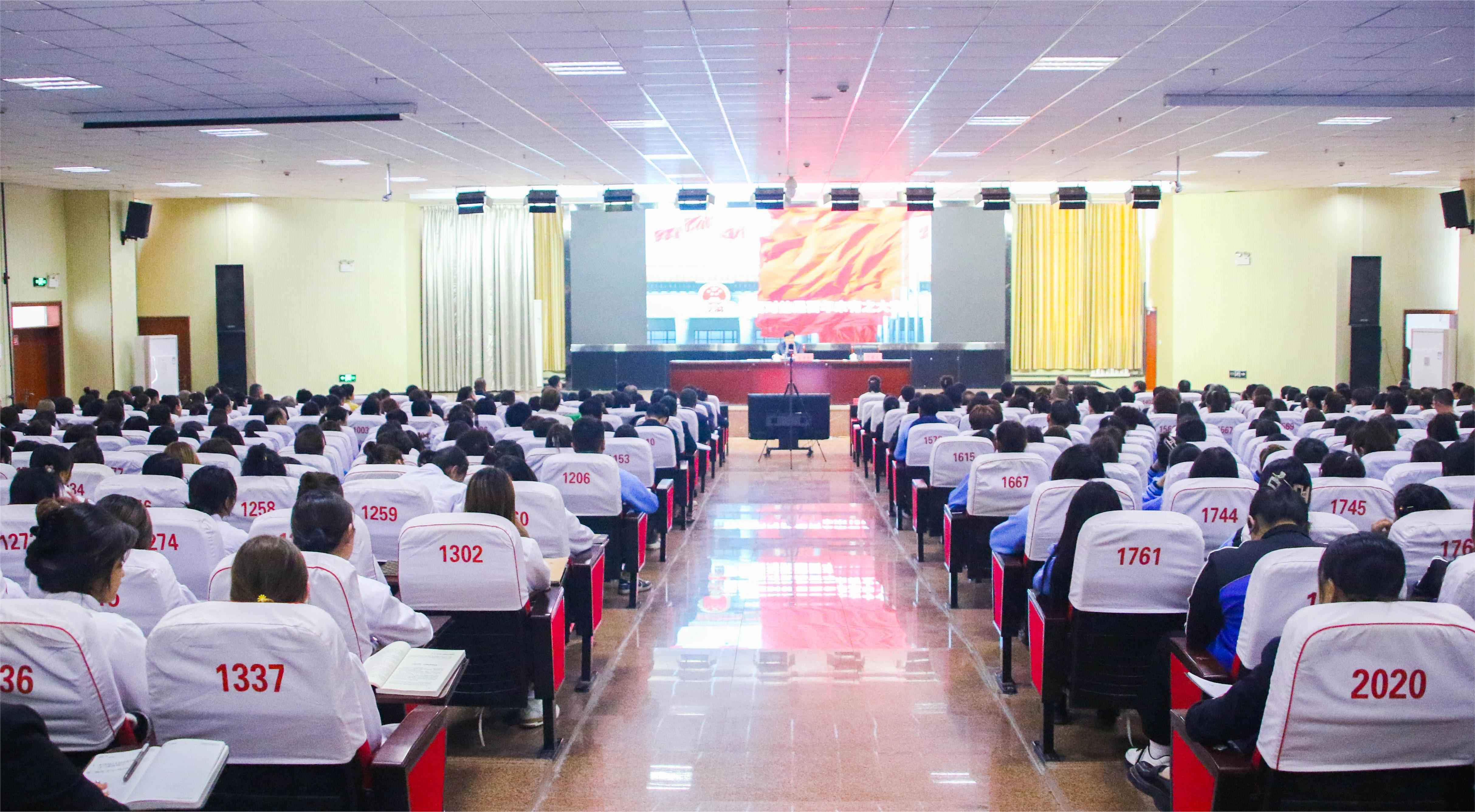 马学良在PP电子游戏网站讲授思政课时强调 铸牢中华民族共同体意识 为强国建设民族复兴贡献青春力量